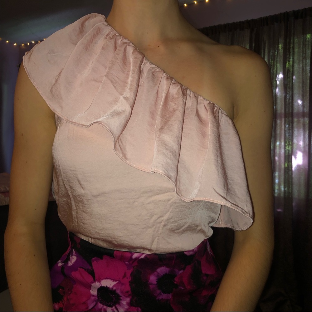 Pink 1 shoulder ruffle blouse 👚